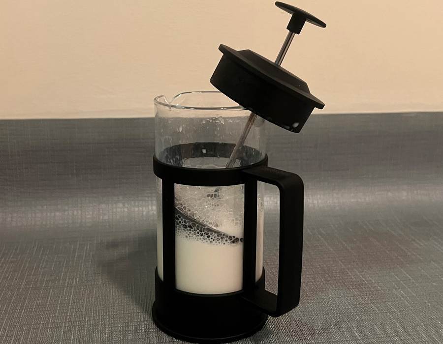 Simple steps when frothing milk with a French press